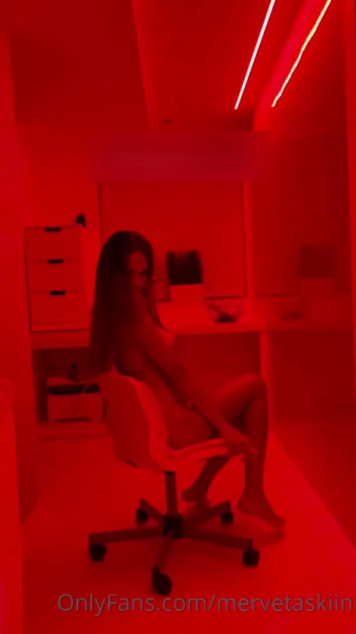 Merve Taşkın ifşa Kırmızı ortamda nude video çekti — Merve Taşkın — Türk ifşa