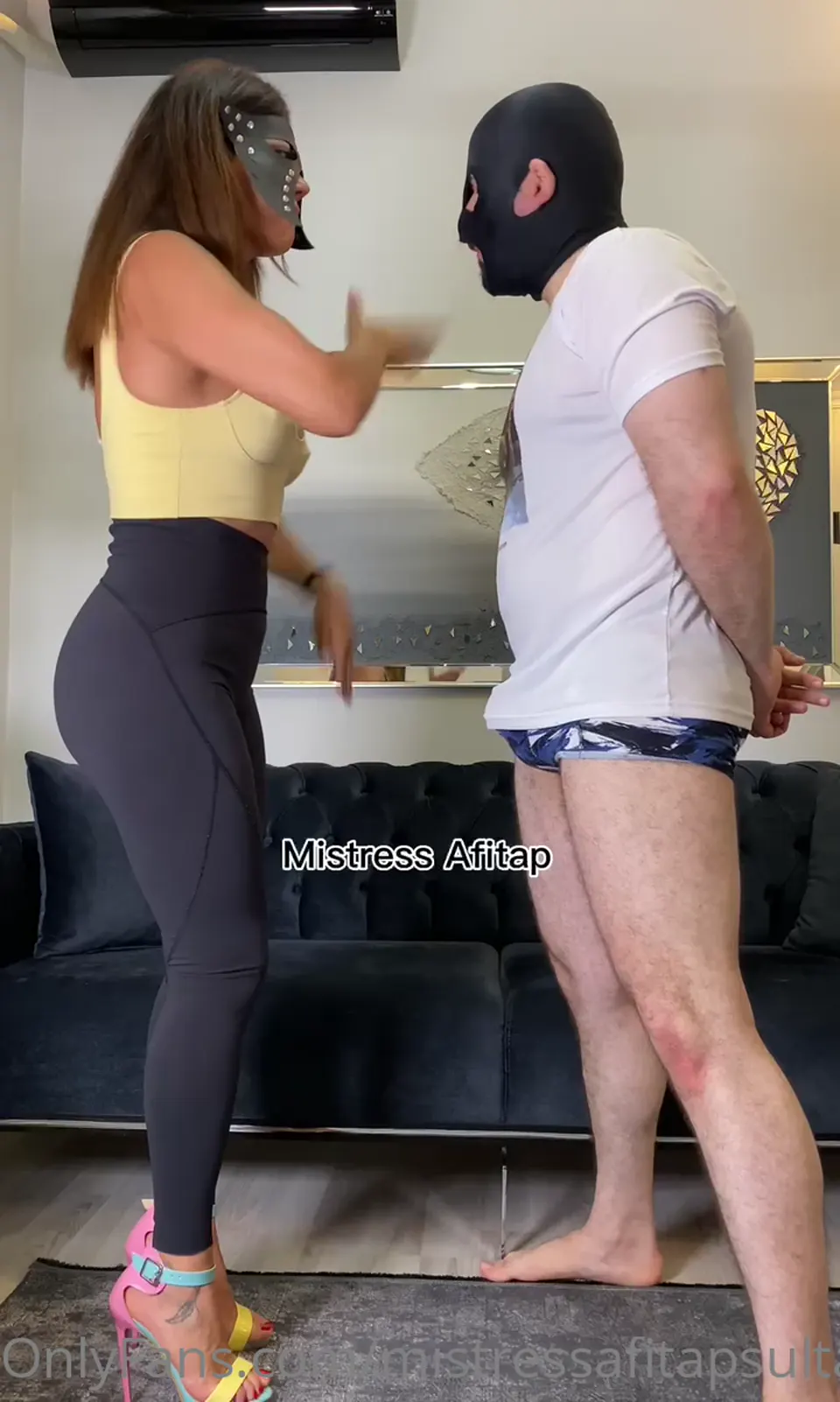 Mistress Afitap Sultan Kölesini dövüp koltuk altını yalattı — Mistress Afitap Sultan — Vip Pornolar
