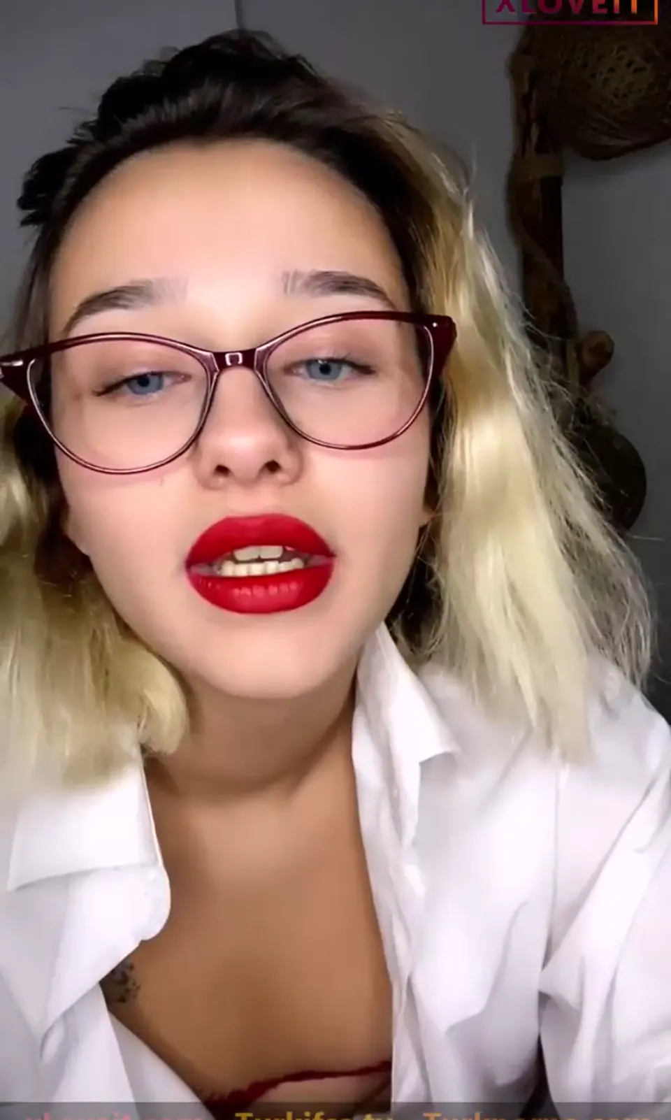 Naz Elbir ifşa Gözlüklü gömlekli kırmızı iç çamaşırlı yayın — Naz Elbir — Canlı Yayınlar