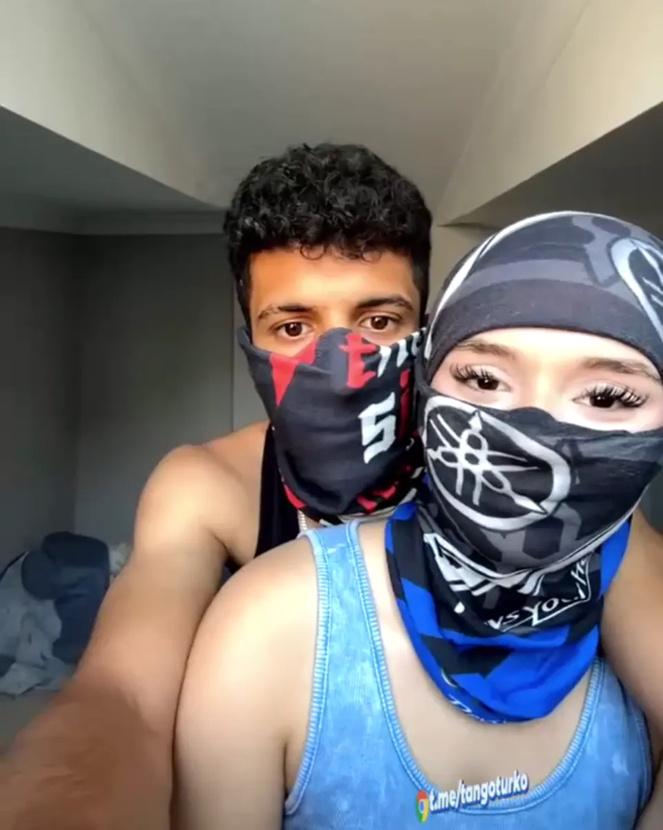 Sakso video Ateş Su yayında kekonun yarrağını ağzına aldı — Canlı Yayınlar