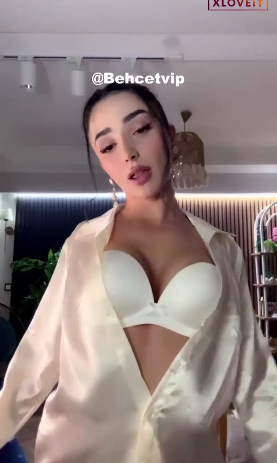 Tango Derin ifşa Sexy piliçin yayınını seyret — Derin — Canlı Yayınlar