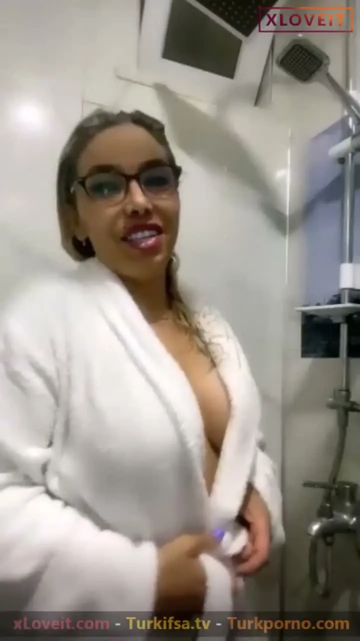 Tango Hera Lady ifşa Duşunu alıp bornozla çıktı — Canlı Yayınlar