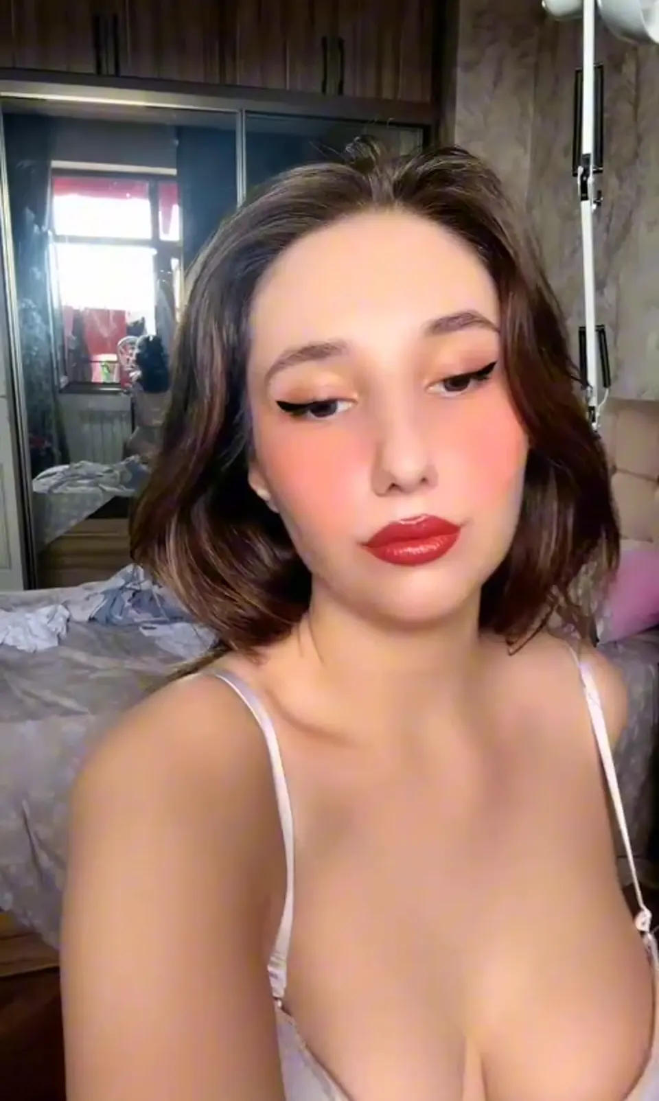 Tango Laura ifşa yataktan kalktığı üstüyle yayın yaptı — Tango Laura — Canlı Yayınlar