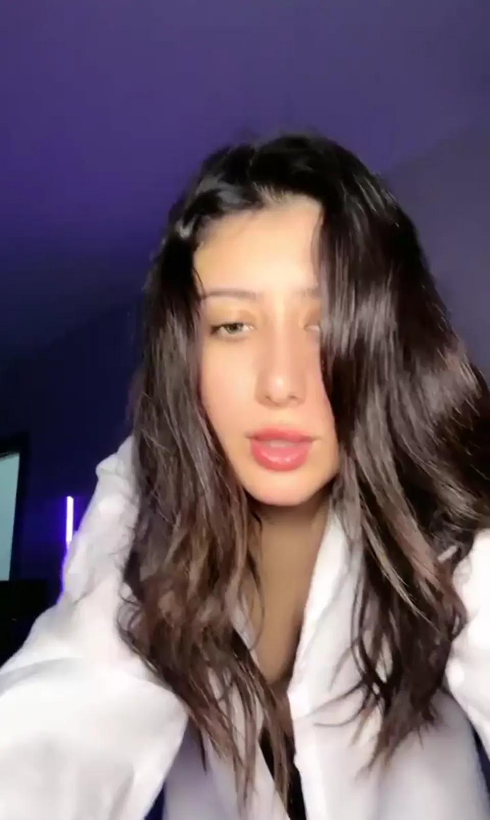 Tango Lilya ifşa Çıtır kızdan büyük gömlekli yayın seyret — Tango Lilya — Canlı Yayınlar