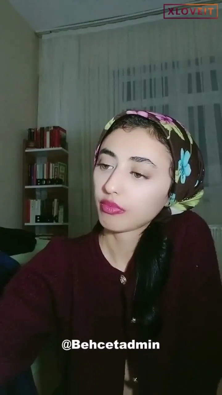 Türbanlı ifşa Ev kızı Melike pijamasını yırttı — Canlı Yayınlar