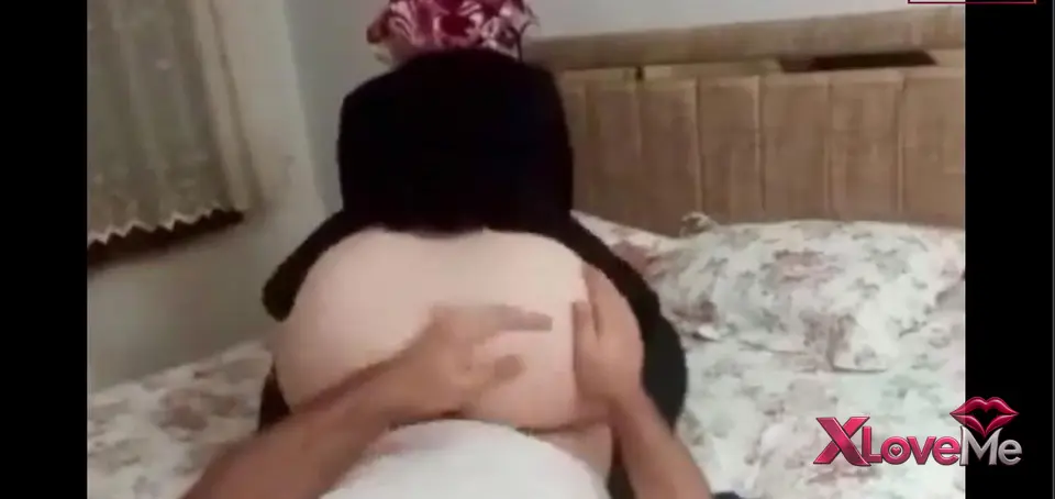 Türbanlı olgun porno Ev hanımı kucakta — Amatör Porno